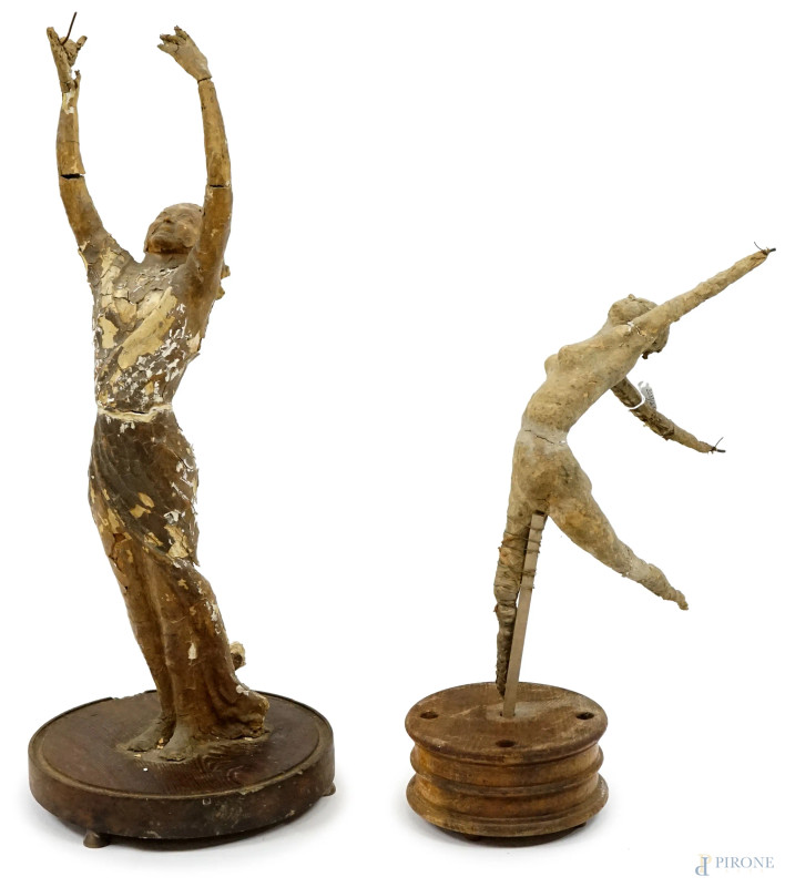 Danzatrici, due sculture- prototipo in materiali compositi su anima in ferro, alt.max cm 60, inizi XX secolo, poggianti su basi in legno, (difetti, parti mancanti).  - Asta ASTA A TEMPO - Aste Pirone