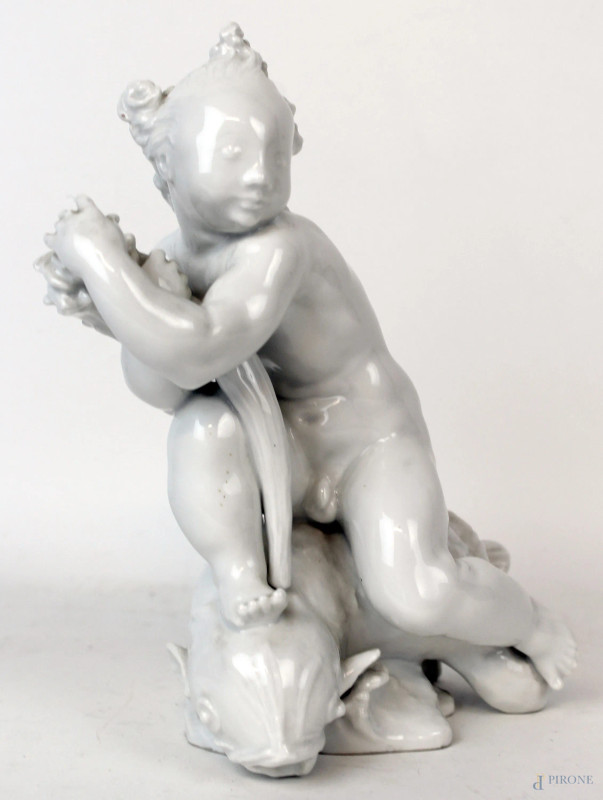 Scultura in porcellana bianca raffigurante putto che cavalca un delfino, cm h 21, marchio KPM Berlino.  - Asta ANTIQUARIATO E ARTE MODERNA - Aste Pirone