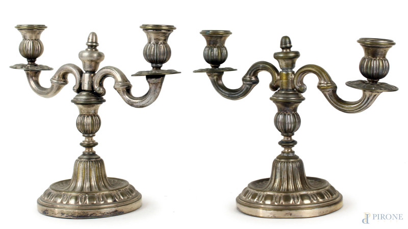 Coppia di candelabri in metallo argentato a due fiamme, braccia a volute, parti incise e sbalzate, cm 22,5x27,5x13, (segni del tempo)  - Asta Asta a Tempo di Antiquariato e Arte Moderna - Aste Pirone