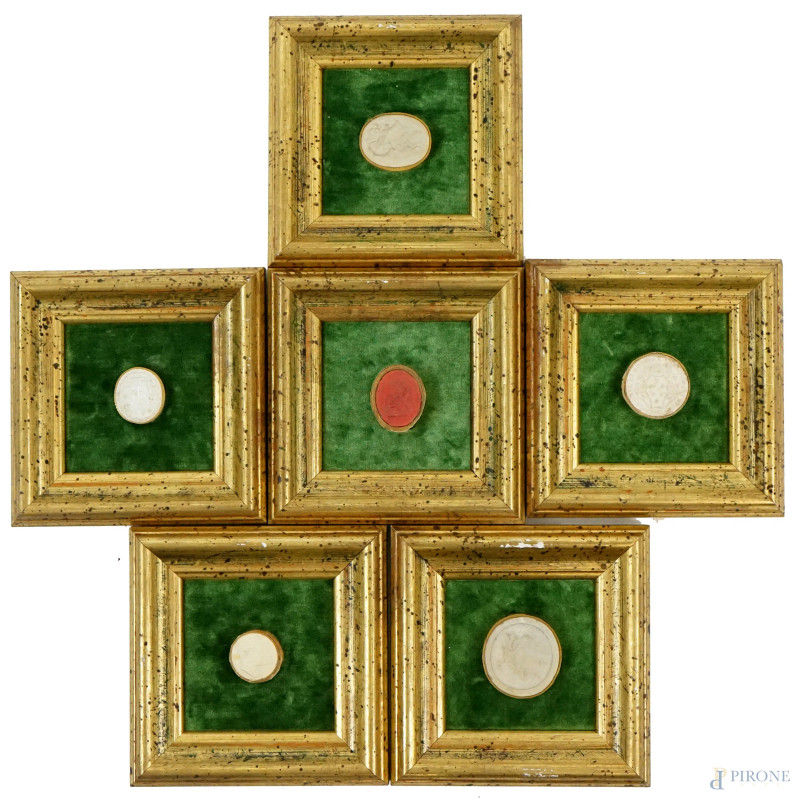 Lotto composto da sei piccoli calchi in gesso, diam max cm 5,5, entro cornici, (ingombro totale cm 16,5x16,6)  - Asta II TORNATA DI ASTA DI ARTE MODERNA E ANTIQUARIATO - Aste Pirone