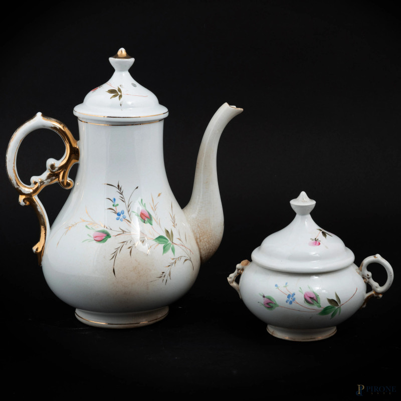 Lotto composto da teiera e zuccheriera in porcellana bianca e oro a decori floreali, XX secolo, altezza cm 29, (segni di usura, perdite di doratura, scalfiture, rotture, difetti)  - Asta ASTA A TEMPO | VARIÆ - Aste Pirone