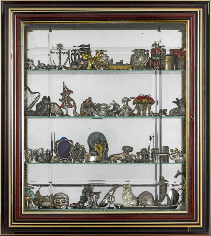 Bacheca contenente miniature in argento e metallo argentato, XX secolo,  (difetti)  - Asta ASTA A TEMPO | VARIÆ - Aste Pirone