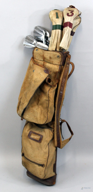 Sacca da golf in tela e pelle a varie tasche esterne, contenente dieci putter e cinque mazze da golf, marche e materiali diversi, cm h 119, (difetti e segni di utilizzo).  - Asta ANTIQUARIATO E ARTE MODERNA - Aste Pirone