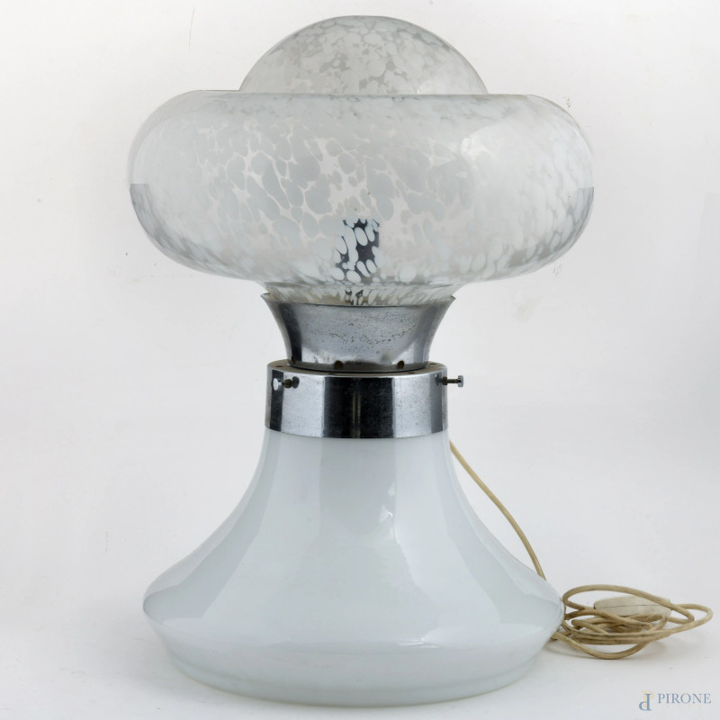 Lampada a fungo in vetro di Murano, anni '70, composta da due parti in vetro bianco e trasparente,altezza cm 54, diametro cm 36, (difetti, da revisionare)  - Asta ASTA A TEMPO | IN ARTE VERITAS - Aste Pirone