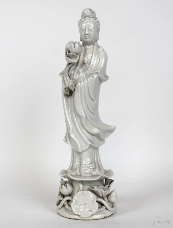 Guanyin, scultura in porcellana bianca, cm h 26, inizi XX secolo.  - Asta ASTA DI ARTE MODERNA E ANTIQUARIATO - Aste Pirone