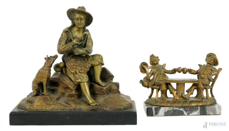 Lotto di due gruppi di sculture in antimonio raffiguranti bevitori al tavolo e un pastorello con cane, misure max cm 15x17,5x7, XX secolo, (mancanze)  - Asta ASTA DI ANTIQUARIATO E ARTE MODERNA - Aste Pirone