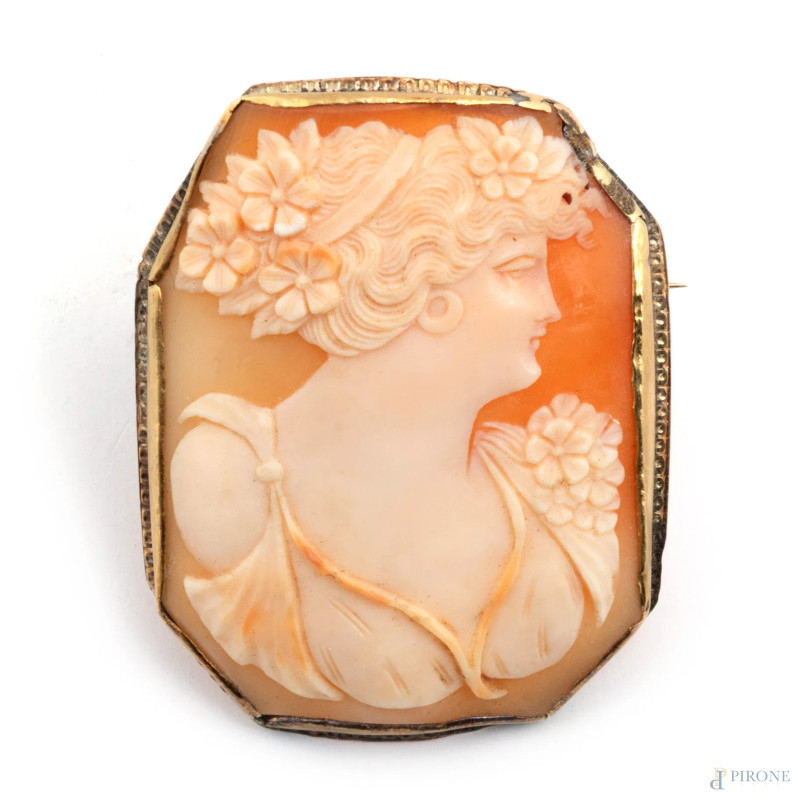 Cammeo raffigurante fanciulla di profilo con finitura in oro basso, cm 5x4, peso lordo complessivo gr 17,5, (segni di usura)  - Asta ASTA A TEMPO | VARIÆ - Aste Pirone