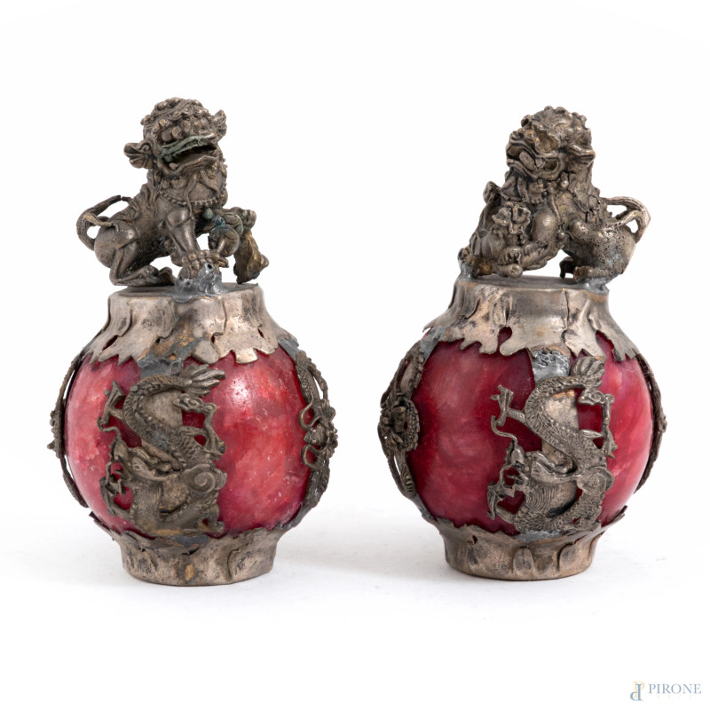 Cani di Pho in metallo argentato finemente cesellato montati a rilievo su sfere in pietra rossa, XX secolo, altezza cm 7,5  - Asta  ASTA A TEMPO | VARIÆ - Aste Pirone