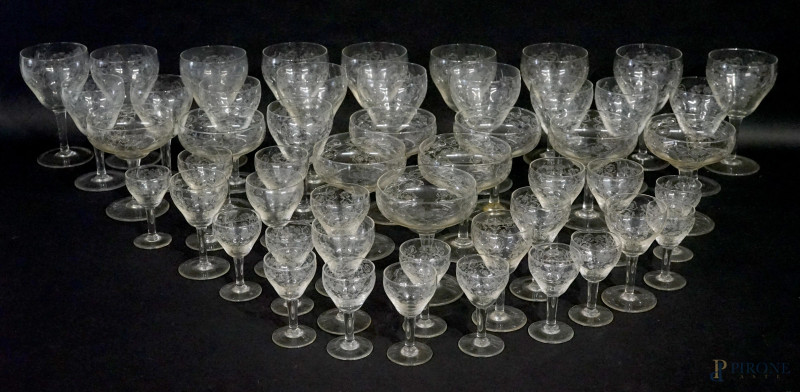 Servizio di bicchieri in vetro molato, XX secolo, composto da: 12 bicchieri da acqua, 7 calici da vino, 9 coppe da champagne, 11 bicchierini da liquore, 12 bicchierini da amaro, (servizio incompleto, difetti)  - Asta ASTA LIVE DI ANTIQUARIATO E ARTE MODERNA – DUE SESSIONI POMERIDIANE - Aste Pirone