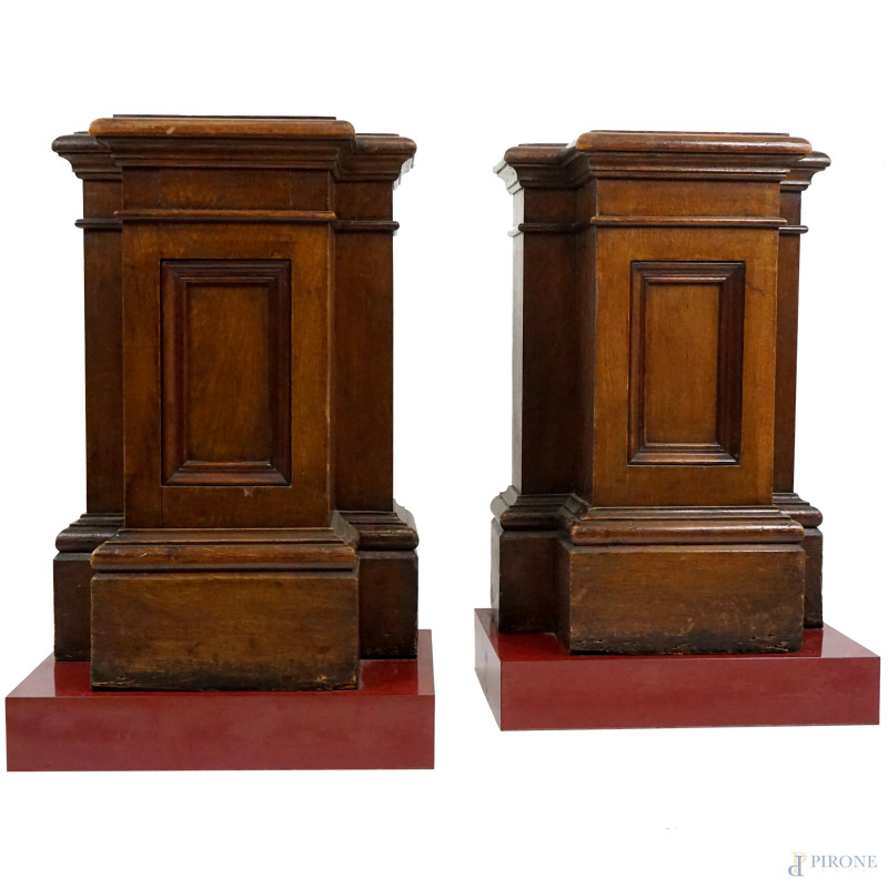 Coppia di piedistalli in legno del XX secolo, fronte di linea spezzata, basi laccate rosse, cm h 77x49,5x34,5, (difetti)  - Asta ASTA LIVE DI ANTIQUARIATO E ARTE MODERNA – DUE SESSIONI POMERIDIANE - Aste Pirone