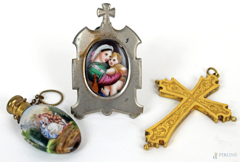 Lotto di tre oggetti diversi, composto da una croce in metallo dorato, una  placca  ed un portaprofumo in porcellana policroma raffiguranti Vergine con Bambino e scena cortese, misure max cm 9,5x7, epoche diverse, (difetti).  - Asta ANTIQUARIATO E ARTE MODERNA - Aste Pirone