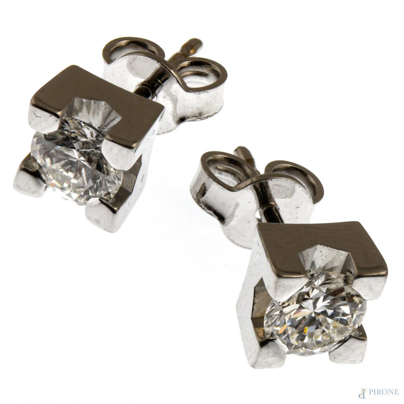 Orecchini in oro bianco 18 kt e brillanti 1 ct totale, peso lordo gr 3,3  - Asta ASTA A TEMPO | BLACK FRIDAY AUCTION - Aste Pirone