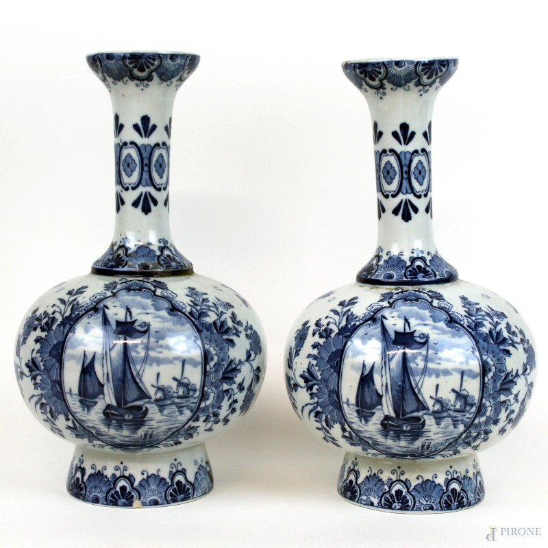 Coppia di vasi in porcellana bianca e blu a decoro di velieri e motivi floreali, cm h 31, marchio Delft alla base.  - Asta ASTA DI ARTE MODERNA E ANTIQUARIATO - Aste Pirone