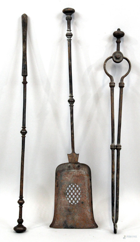 Lotto di tre accessori da camino in bronzo, composto da una paletta, un attizzatoio ed una pinza, misure max cm 73,5, XX secolo, (difetti).  - Asta ANTIQUARIATO E ARTE MODERNA - Aste Pirone