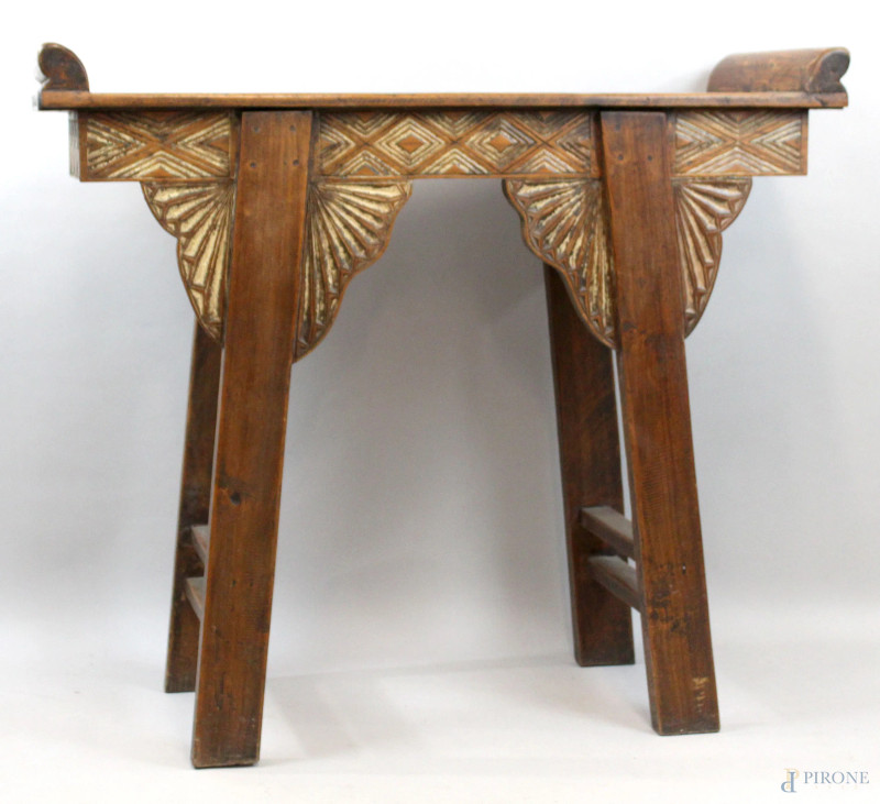 Consolle orientale in legno di teak, XX secolo, parti incise, cm 96x109x39,5.  - Asta ANTIQUARIATO E ARTE MODERNA - Aste Pirone