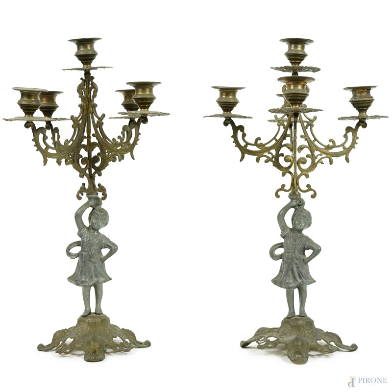 Coppia di candelabri a cinque fiamme in metallo dorato, fusti a foggia di fanciulla, XX secolo, cm h 42, (difetti)  - Asta ASTA LIVE DI ANTIQUARIATO E ARTE MODERNA – DUE SESSIONI POMERIDIANE - Aste Pirone