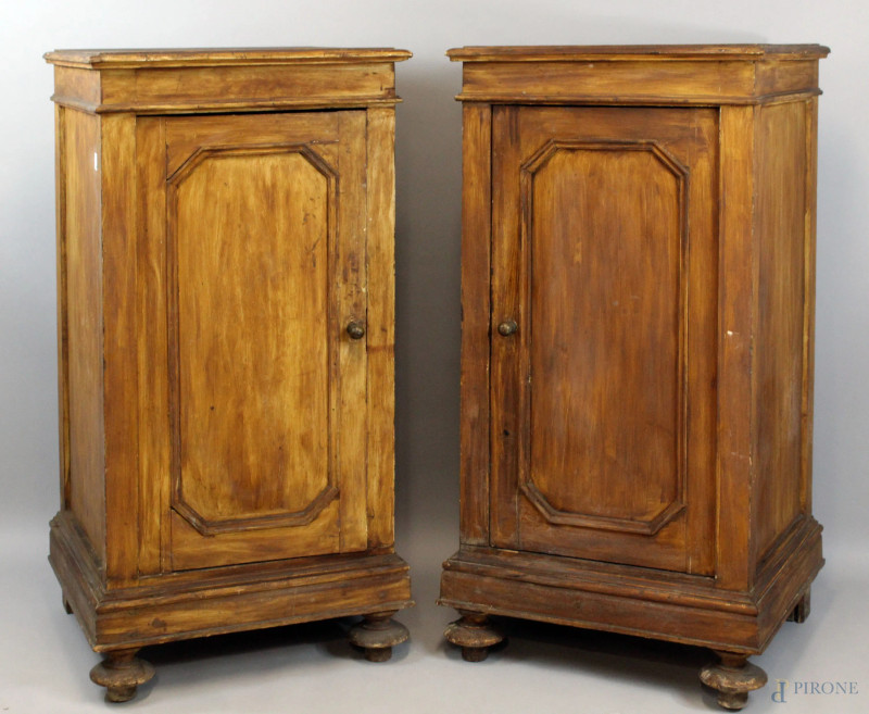 Coppia di mobili in legno tinto noce, inizi XX secolo, piano di linea rettangolare, fronte ad uno sportello, piedi a cipolla, cm h 125x63x55, (difetti)  - Asta ANTIQUARIATO E ARTE MODERNA - Aste Pirone