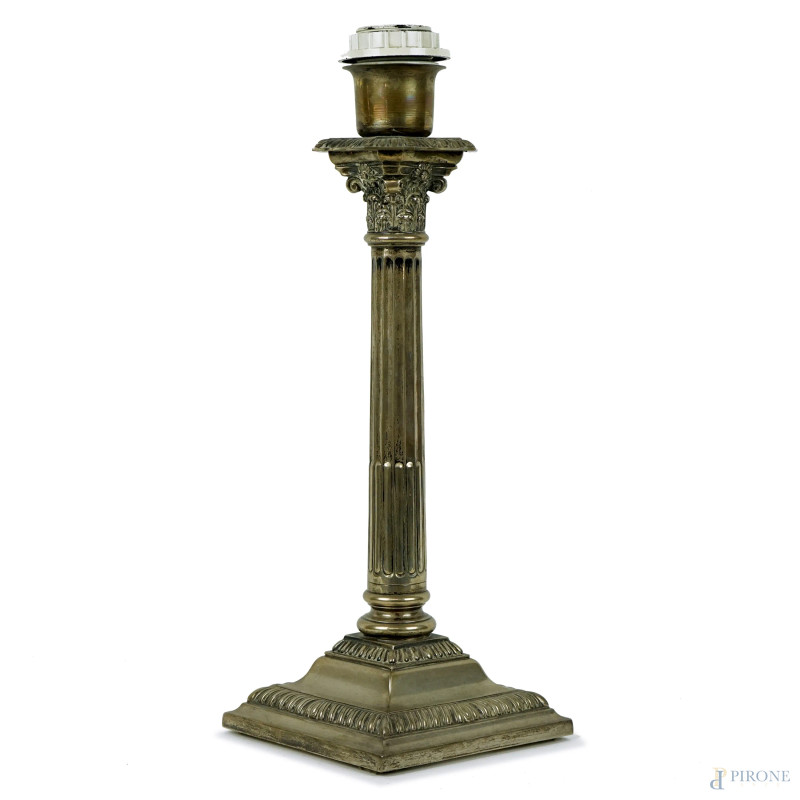 Lampada da tavolo  in argento, fusto a colonna con capitello corinzio, alt. cm 38, XX secolo, (difetti).  - Asta ASTA DI ANTIQUARIATO E ARTE MODERNA - Aste Pirone