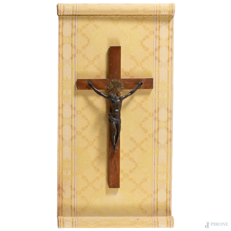 Crocifisso in bronzo su croce in legno applicata su pannello rivestito in tessuto, XX secolo, misure complessive cm 83x42, (segni di usura, rotture, restauri, difetti)  - Asta RAPIDA SOLIS - Aste Pirone