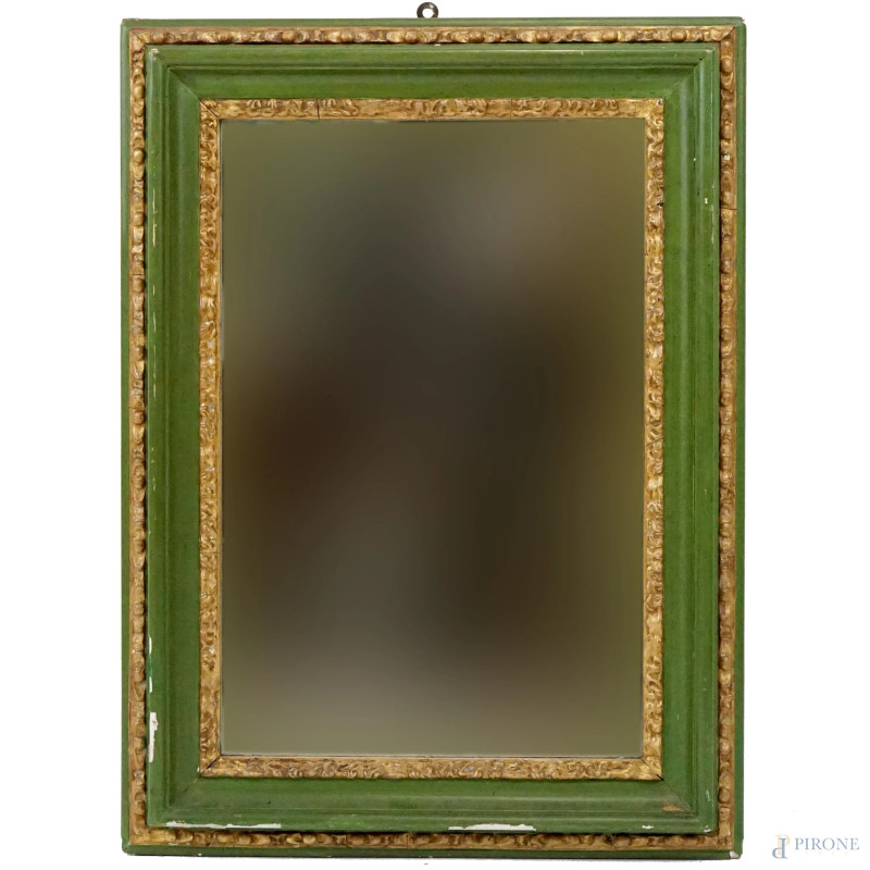 Specchiera di linea rettangolare in legno laccato verde e dorato, ingombro totale cm 80x59, XX secolo, (difetti).  - Asta ASTA A TEMPO DI ANTIQUARIATO E ARTE MODERNA - Aste Pirone