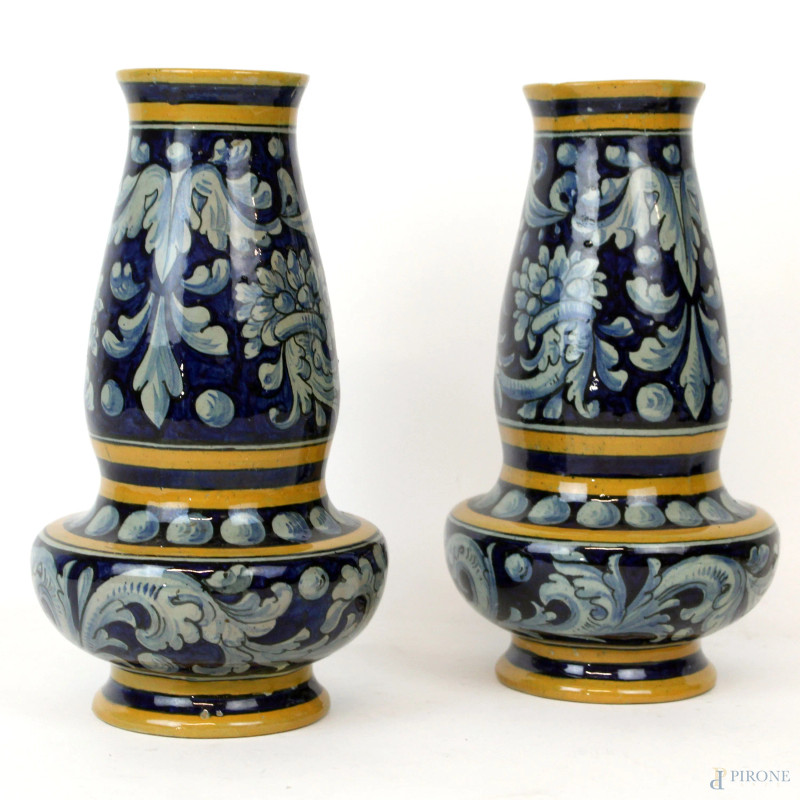 Fantechi, coppia di vasi in ceramica dipinta e smaltata nei toni del blu e dell'azzurro a motivi fogliacei, cm h 23, marchio alla base, (piccolo difetto).  - Asta ANTIQUARIATO E ARTE MODERNA - Aste Pirone