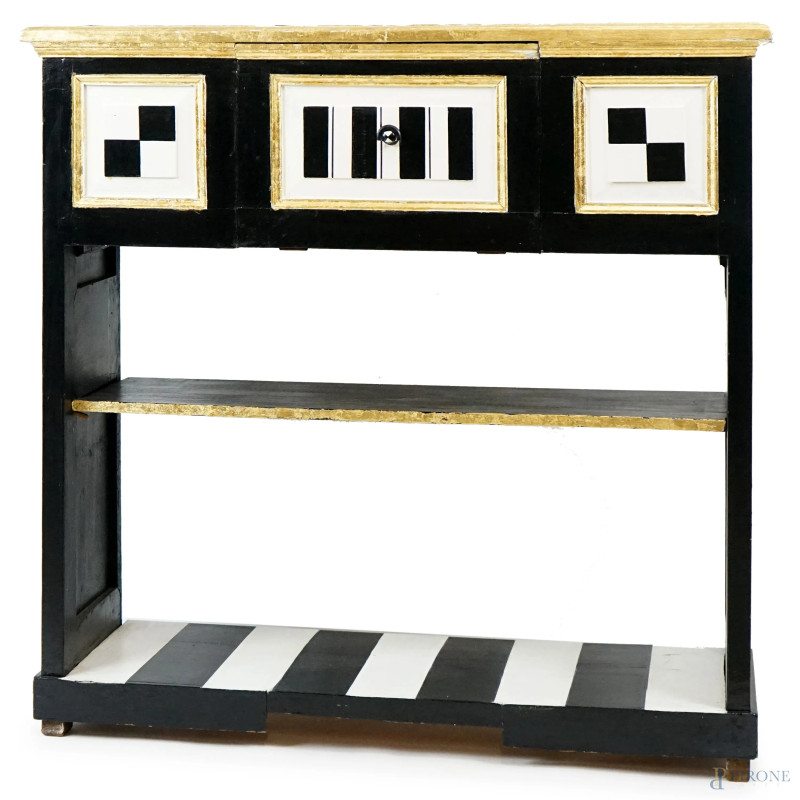 Credenza funky in legno dipinto in bianco e nero con particolari dorati, fronte ad uno sportello a calatoia ed un ripiano, cm h  91x93x29.  - Asta II TORNATA DI ASTA DI ARTE MODERNA E ANTIQUARIATO - Aste Pirone