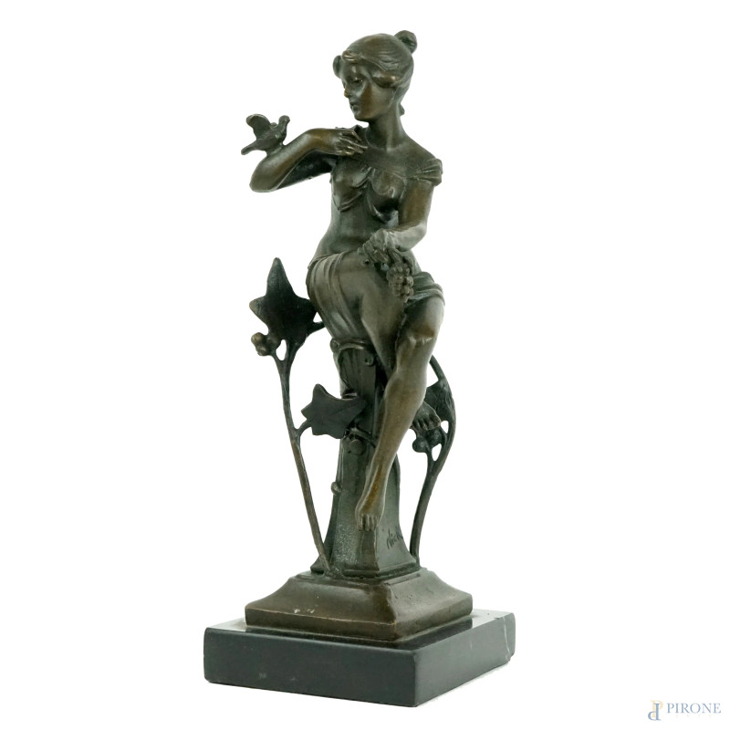 Figura femminile con colomba, scultura in bronzo, cm h 21, base in pietra, XX secolo.  - Asta ASTA DI ANTIQUARIATO E ARTE MODERNA - Aste Pirone