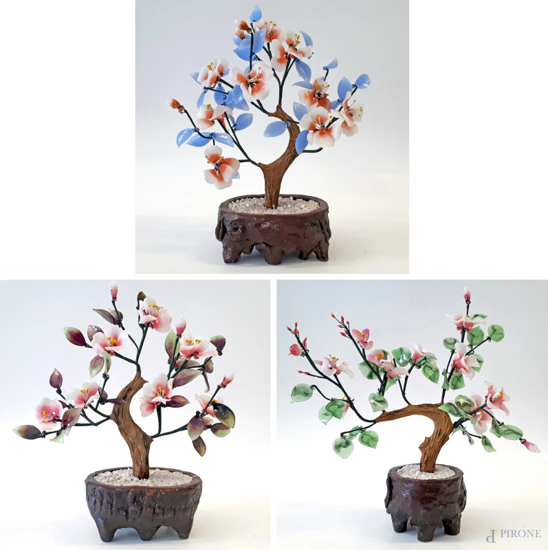 Lotto composto da tre bonsai vintage realizzati con mix di pietre dure in diverse tonalità di colore, altezza cm 35 circa ciascuno, Cina popolare XX sec.  - Asta ASTA A TEMPO di Arte Moderna e Antiquariato - Aste Pirone