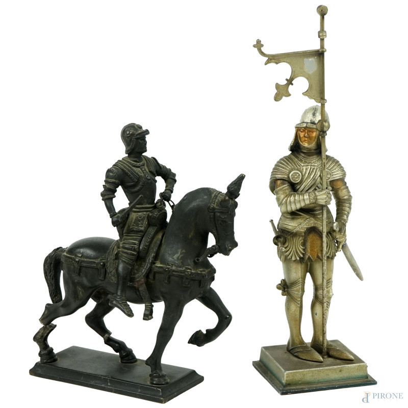 Lotto di due piccole sculture in bronzo e metallo raffiguranti monumento equestre a Bartolomeo Colleoni e crociato, alt. max cm 27, XX secolo, (difetti e mancanze).  - Asta ASTA A TEMPO - Aste Pirone