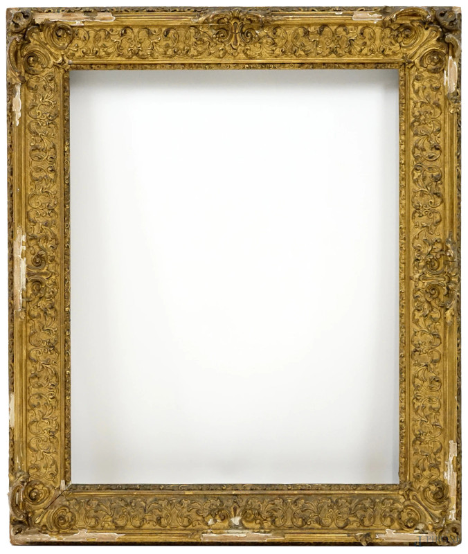 Cornice rettangolare in legno intagliato e dorato, XIX secolo, decoro a racemi e volute con cadute agli angoli,  misure ingombro cm 65,5x55, misure luce cm 41x51,5, (difetti).  - Asta ASTA A TEMPO DI ANTIQUARIATO E ARTE MODERNA - Aste Pirone