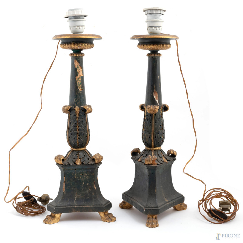 Coppia di candelieri montati a lampada in legno dipinto e dorato, XX secolo, altezza cm 51(segni di usura, scalfiture, rotture, fori di tarlo, da revisionare)  - Asta  ASTA A TEMPO | VARIÆ - Aste Pirone