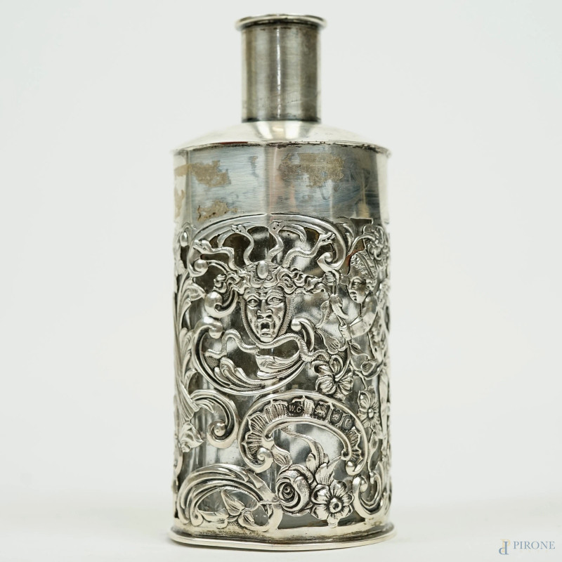 Bottiglietta porta profumo in argento e vetro, William Comyns & Sons, Londra, XIX secolo, decori raffiguranti gorgone, putto, uccelini e mascherone, cm h 12,5,  (difetti, mancante coperchio)  - Asta ASTA A TEMPO DI ANTIQUARIATO E ARTE MODERNA - Aste Pirone