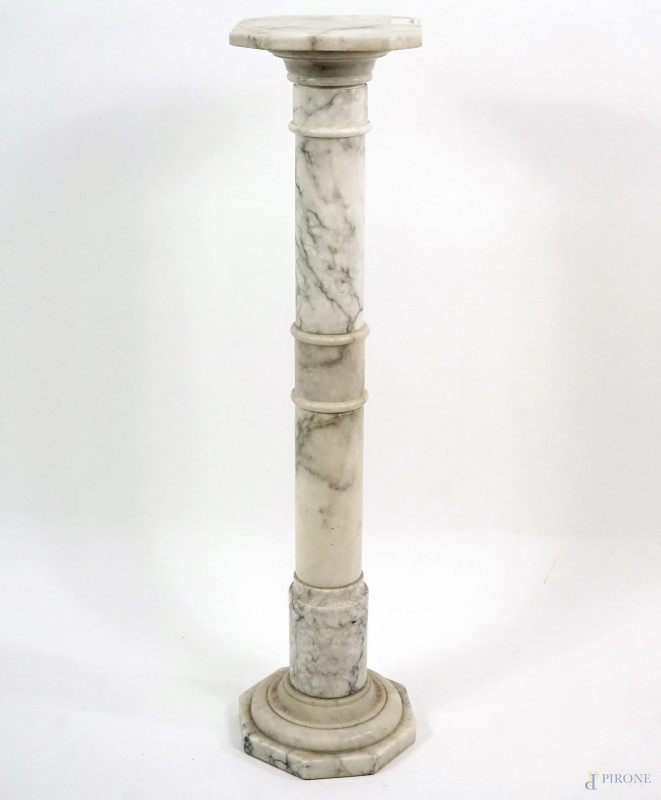 Colonna in marmo poggiante su base ottagonale, cm h 97,5x22,5x22,5, XX secolo, (difetti)  - Asta ASTA LIVE DI ANTIQUARIATO E ARTE MODERNA – DUE SESSIONI POMERIDIANE - Aste Pirone