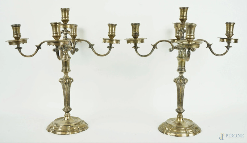 Coppia di candelabri  a cinque fiamme in argento cesellato e sbalzato,  fusto a balaustro su base sagomata e bracci sinuosi, cm h 35,5, XX secolo, peso gr. 2900, (segni del tempo).  - Asta ASTA DI ANTIQUARIATO E ARTE MODERNA - Aste Pirone