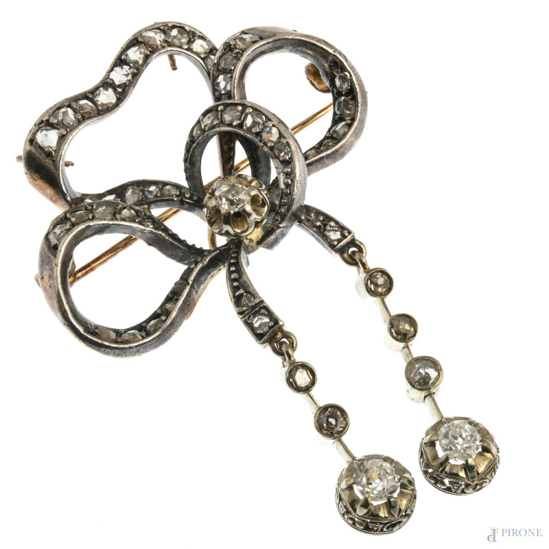 spilla a guisa di fiocco in oro basso con pendenti e zirconi, cm 5,5x4, peso lordo gr. 14, (lievi segni di usura del tempo)   - Asta ASTA A TEMPO | VARIÆ - Aste Pirone