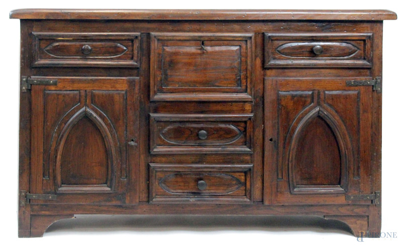 Credenza in legno dolce, XX secolo, piano di linea rettangolare, fronte a  quattro cassetti e tre sportelli, di cui uno a calatoia, cm h 94x158x43, (segni del tempo).  - Asta ANTIQUARIATO E ARTE MODERNA - Aste Pirone