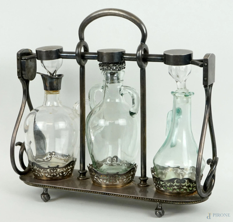 Tantalus in metallo argentato con tre decanter, cm 33x36x11, marchio sotto la base  - Asta ASTA A TEMPO - DUE SESSIONI - Aste Pirone