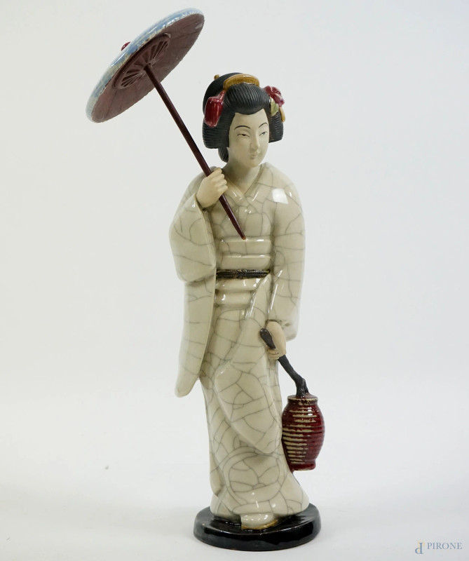 Geisha con ombrellino, scultura in ceramica smaltata e policroma, XX secolo, cm h 46, (difetti)  - Asta ASTA DI ANTIQUARIATO - Aste Pirone