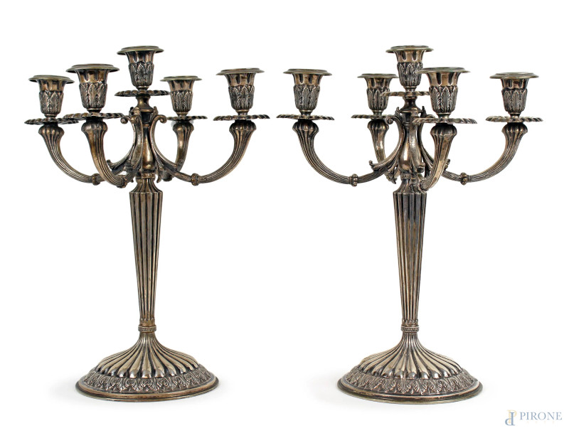 Coppia di candelabri in argento a cinque fiamme, inizi XX secolo, fusto scanalato su base circolare baccellata, decori fogliacei, cm h 36, peso gr. 3000  - Asta ASTA DI ANTIQUARIATO E ARTE MODERNA - Aste Pirone