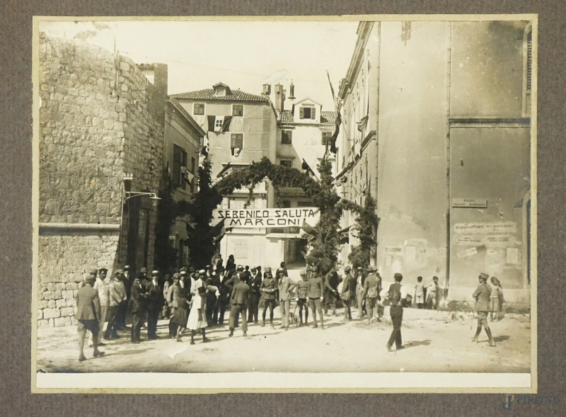 Rara fotografia d'epoca raffigurante l'arrivo di Guglielmo Marconi a Sebenico, cm 18x24  - Asta ASTA A TEMPO - Aste Pirone