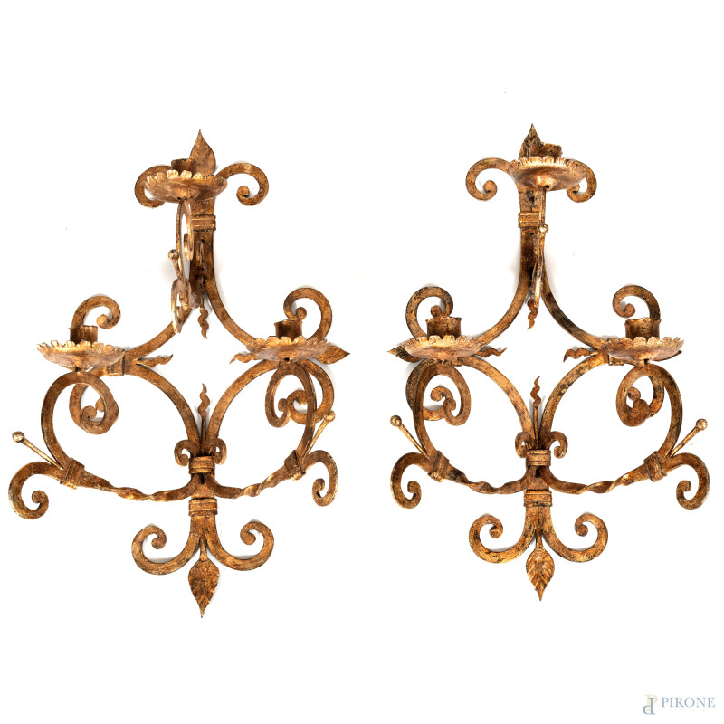 Coppia di appliques in ferro battuto a tre luci, XX secolo, cm 68x41x26,5, (segni di usura, cadute di doratura,difetti)  - Asta ASTA A TEMPO | VARIÆ - Aste Pirone