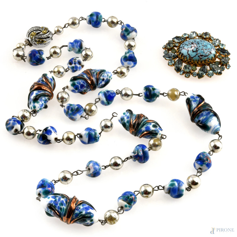 Lotto di collana e spilla di bigiotteria, lunghezza cm 75, (segni di usura, difetti)  - Asta RAPIDA SOLIS - Aste Pirone