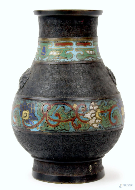 Vaso in bronzo e smalti cloisonné, Cina inizi XX secolo, cm h 18, (difetti, segni del tempo)  - Asta Asta a Tempo di Antiquariato e Arte Moderna - Aste Pirone