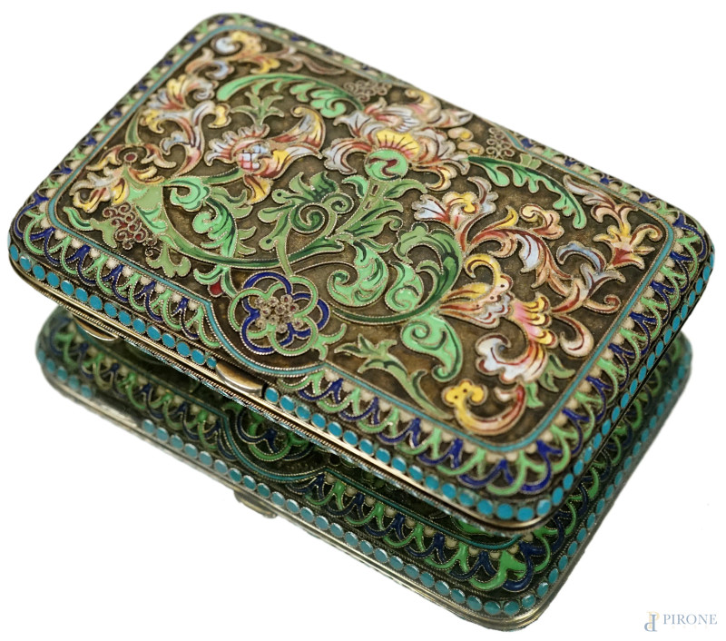 Raffinata tabacchiera in argento con fitta decorazione a volute vegetali, fiori multiformi e motivi circolari a smalti cloisonné policromi, Russia, 1908-1917,  cm 10,5x7, peso gr.184  - Asta ASTA A TEMPO DI ANTIQUARIATO E ARTE MODERNA - Aste Pirone