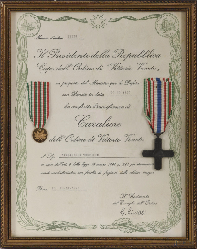 Certificato di onoreficenza di Cavaliere dell'Ordine di Vittorio Veneto datato 7/10/1970 con medaglie, cm 22x29, entro cornice  - Asta ASTA A TEMPO | VARIÆ - Aste Pirone