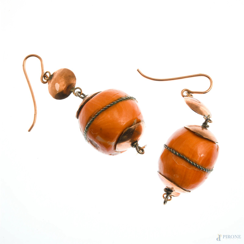 Orecchini in corallo di bambù e oro basso, XX secolo, cm 2,5x1,5, (segni di usura, piccole scalfiture)  - Asta ASTA A TEMPO | VARIÆ - Aste Pirone