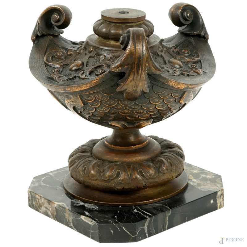 Brucia profumo montato a lampada in bronzo, XX secolo, base ottagonale in marmo nero, cm h 18.  - Asta ASTA A TEMPO DI ANTIQUARIATO E ARTE MODERNA - Aste Pirone