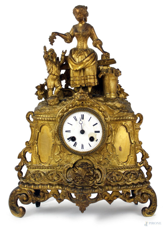 Orologio da tavolo in antimonio sormontato da figura femminile e fanciullo, quadrante circolare a numeri romani, cm h 43x32x9,  (difetti e mancanze)  - Asta PRIMA TORNATA D' ASTA A TEMPO DI FINE STAGIONE - Aste Pirone