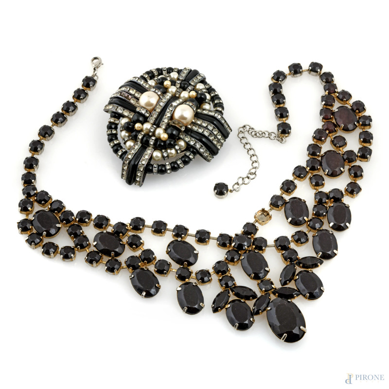 Lotto composto da una collana e da una spilla di bigiotteria, lunghezza cm 50, (segni di usura, difetti, mancanze)  - Asta ASTA A TEMPO | VARIÆ - Aste Pirone