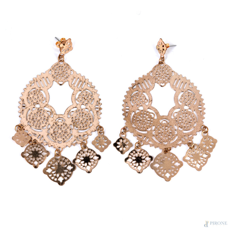 Paio di orecchini in metallo dorato e traforato, lunghezza cm 8  - Asta ASTA A TEMPO | VARIÆ - Aste Pirone